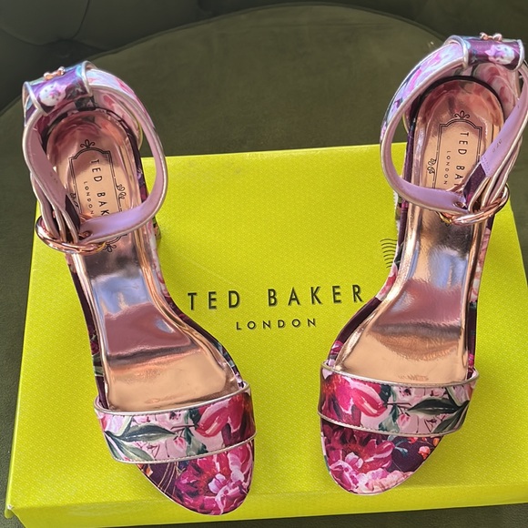 Ted Baker printed pale pink platform sandals in size 37.5(7) USA.🌸 - Picture 14 of 14